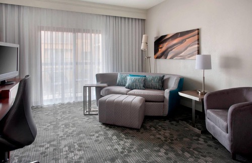 Middletown Hotel | Comfortable Room Near Easton's Beach, w/Indoor/Outdoor Pool