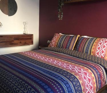 Glastonbury House | Comfortable rooms with live in host, walking distance to the High St & more