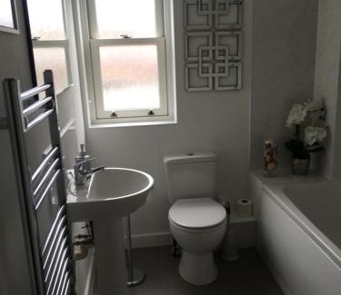Glastonbury House | Comfortable rooms with live in host, walking distance to the High St & more