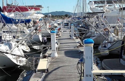 Toulon - Hyeres Boat Rental | Comfortable sailboat near the islands 5 minutes from the airport and 10 minutes from the train station