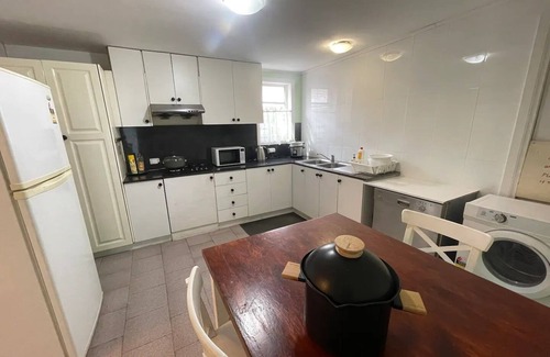 Croydon House | Comfortable spacey cottage, 7.5km to city centre.n