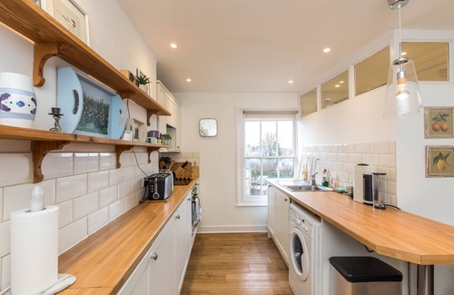 East Molesey Apartment | Comfortable & spacious one bed apartment in Hampton Court Village