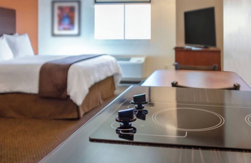 West Valley City Hotel | Comfortable Stay w/Pet-Friendly Room and Kitchen Near Maverik Center