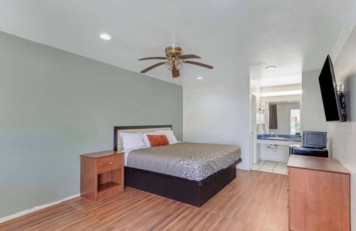 Eastside Promise Neighborhood Hotel | Comfortable Stay w/Free Breakfast & Convenient Access to Downtown