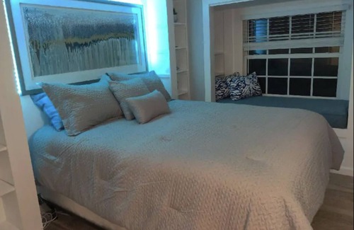 El Portal Apartment | Comfortable studio- desirable location
