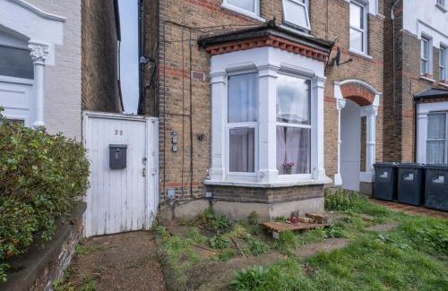 West Ealing Apartment | Comfortable studio flat! - Heart of West Ealing!