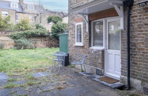 West Ealing Apartment | Comfortable studio flat! - Heart of West Ealing!