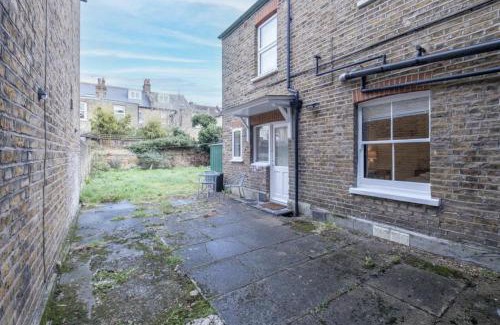 West Ealing Apartment | Comfortable studio flat! - Heart of West Ealing!