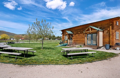 St. Charles Cabin | Comfortable studio w/ a large front porch & well-equipped kitchenette