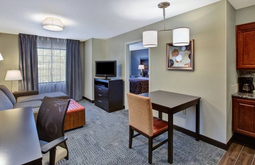 Middletown Condo | Comfortable Suite! Free Breakfast Buffet + Shared Outdoor Pool. Close to Ford Motor Company!