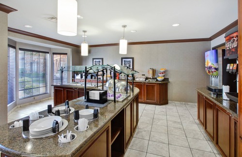 Middletown Condo | Comfortable Suite! Free Breakfast Buffet + Shared Outdoor Pool. Close to Ford Motor Company!