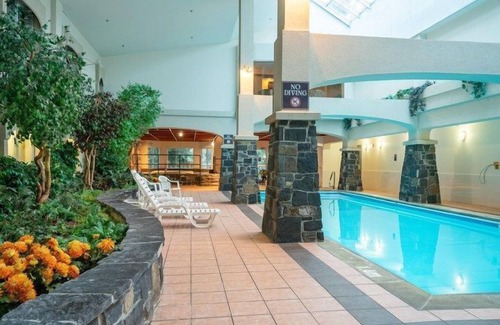 Banff Apartment | Comfortable Superior Room with Flat-Screen TV