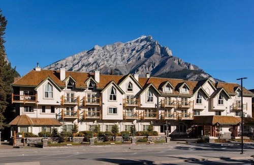 Banff Apartment | Comfortable Superior Room with Flat-Screen TV