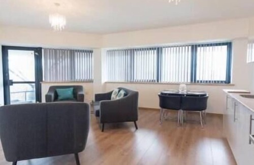 Swindon Apartment | Comfortable Swindon 2 bedroom Apartment, sleeps 5, FREE Parking