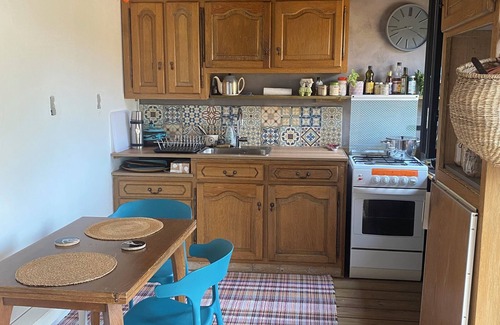 Brem Sur Mer House | Comfortable tiny house with kitchen and summer bathroom by the sea