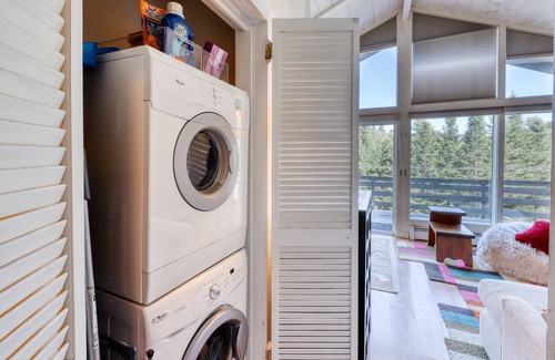 Winhall House | Comfortable Top-Floor Duplex in the Forest with Electric Fireplace and Deck!