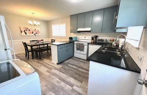 Cary House | ★Comfortable Townhome★King Bed ★ Long Term Stays ★