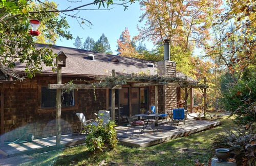 Freestone House | Comfortable Two Bedroom Two Bath shingled cottage in the West Sonoma wine region