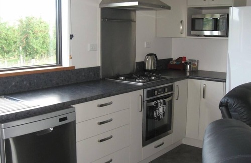 Longlands Cottage | Comfortable Two Bedroom/Two Ensuite Country Cottage near Havelock North