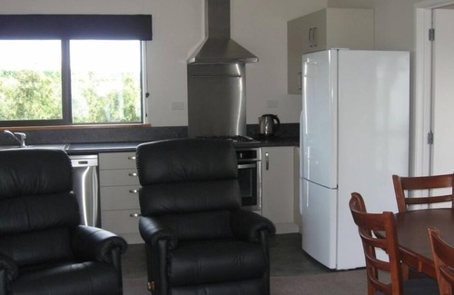 Longlands Cottage | Comfortable Two Bedroom/Two Ensuite Country Cottage near Havelock North