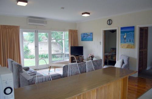 Victor Harbor House | Comfortable Unit Close to the Beach