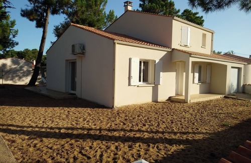 La Faute-sur-Mer Villa | Comfortable villa, direct access to sea and forest