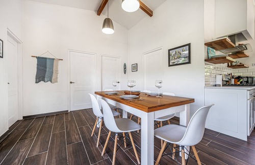 Villarreal House | Comfortable villa with 2 king beds, fast Wi-Fi, full kitchen & patio
