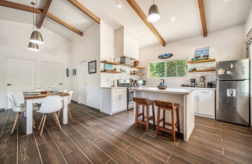 Villarreal House | Comfortable villa with 2 king beds, fast Wi-Fi, full kitchen & patio
