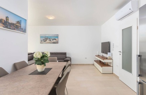 Nova Vas Cottage | Comfortable Villa with private pool