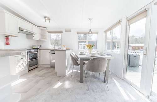 Troutbeck Bridge Ski Chalet | Comfortable, well located lodge at popular White Cross Bay Holiday Park with access to the Lake