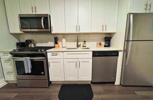 Sheffield and DePaul Apartment | Comfortably Appointed 3BR Apt