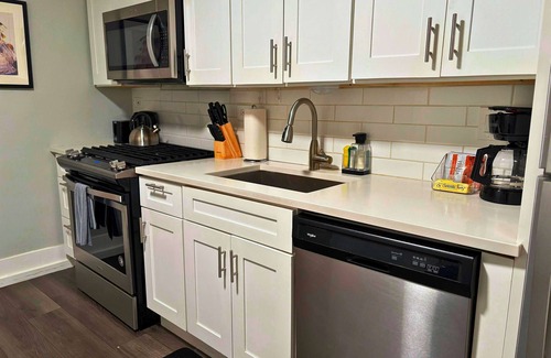 Sheffield and DePaul Apartment | Comfortably Appointed 3BR Apt