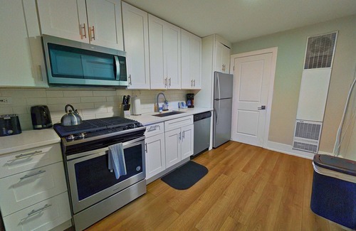 Sheffield and DePaul Apartment | Comfortably Appointed 3BR Apt