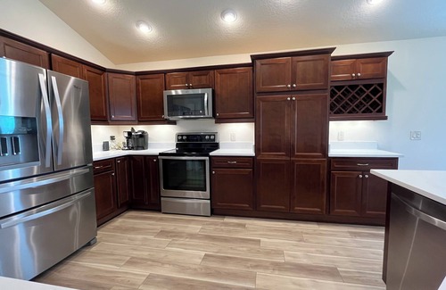 The Villages House | Comfortably Decorated 3/2 Sm Dog-Friendly Home w/Golf Cart & WiFi included!
