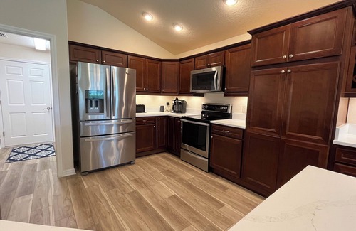 The Villages House | Comfortably Decorated 3/2 Sm Dog-Friendly Home w/Golf Cart & WiFi included!