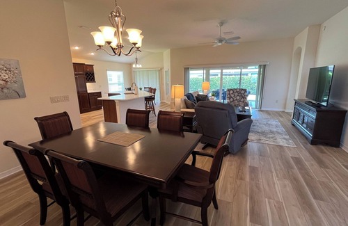 The Villages House | Comfortably Decorated 3/2 Sm Dog-Friendly Home w/Golf Cart & WiFi included!
