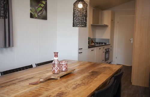 Voorthuizen Ski Chalet | Comfortably Furnished Chalet with Porch near Veluwe