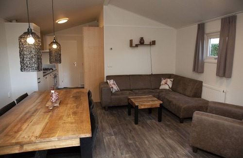 Voorthuizen Ski Chalet | Comfortably Furnished Chalet with Porch near Veluwe