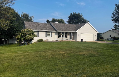 Suamico House | Comfortably sleeps 8-12 people well cared for home.