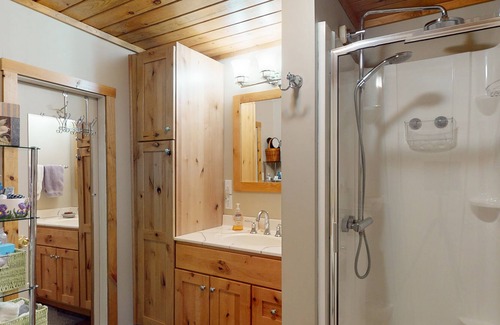 Oxford Cottage | Comforting lakefront cottage with gas fireplace, washer/dryer, firepit, & patio