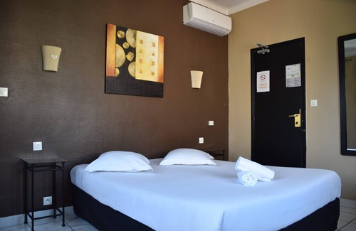 Sanary-sur-Mer Hotel | Comforting Room Close to Seaside | Dining Option & Sun Deck