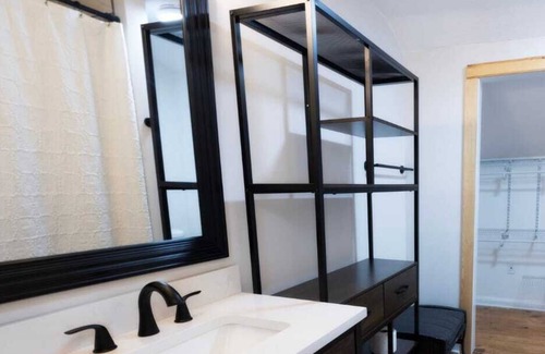 Medina House | Comfy 2 Bed and 2 Bath near Industrial Park!