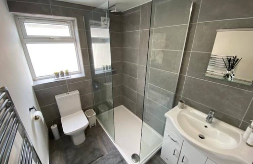 Rhyl Apartment | Comfy 2 Bed flat, parking, quick walk to the beach.