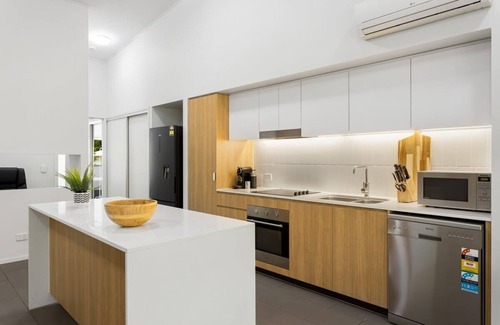 Newmarket Apartment | Comfy 2-Bed with BBQ & Close to the Train Station