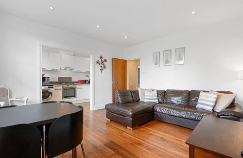 Ealing Common Apartment | Comfy 2 Bedroom & 1 Bathroom Flat