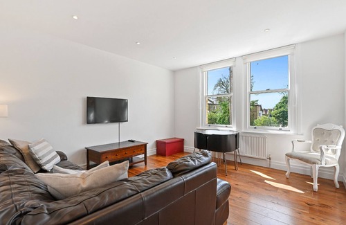 Ealing Common Apartment | Comfy 2 Bedroom & 1 Bathroom Flat