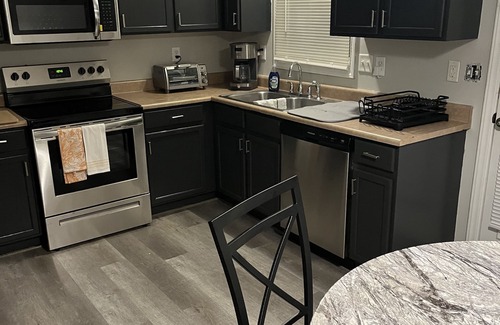 Westover House | Comfy 2 Bedroom 2.5 bath Downtown Fayetteville