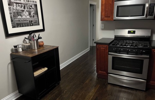 Woodlawn Apartment | Comfy 2-bedroom apartment with WiFi, in historic Chicago neighborhood
