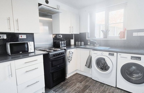 Gedling House | Comfy 2 Bedroom House on Quiet Street with Great Car Parking