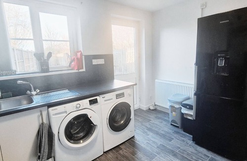 Gedling House | Comfy 2 Bedroom House on Quiet Street with Great Car Parking
